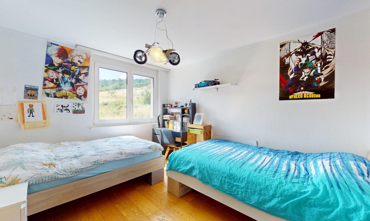 chambre avec natural light, lumière naturelle, inside property, wood finish floor, et sol en finition bois