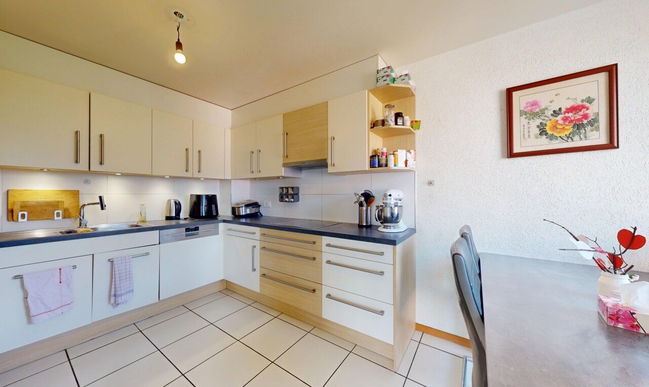 cuisine avec évier, lave-vaisselle, inside property, plans de travail, et dosseret