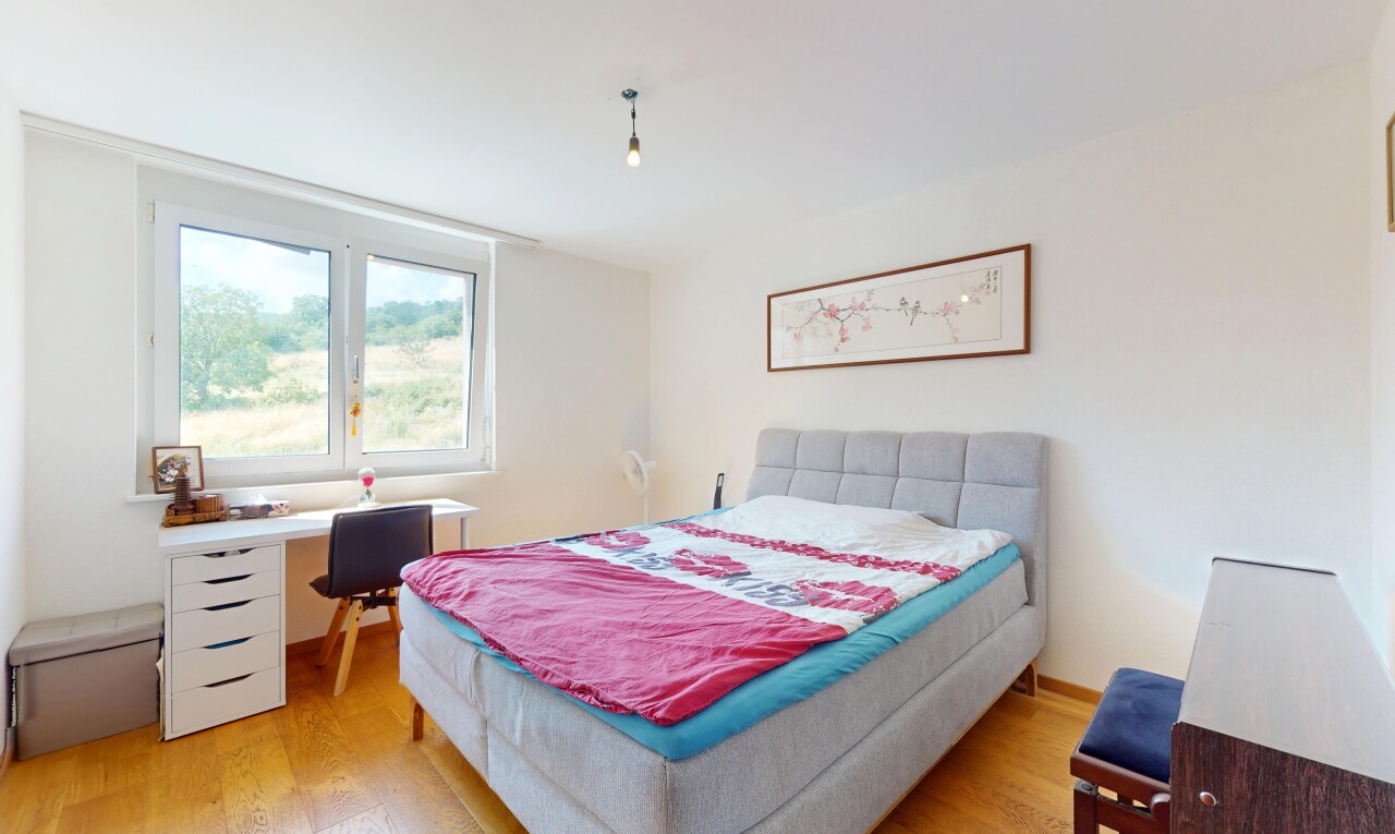chambre avec lumière naturelle, natural light, inside property, sol en finition bois, et wood finish floor