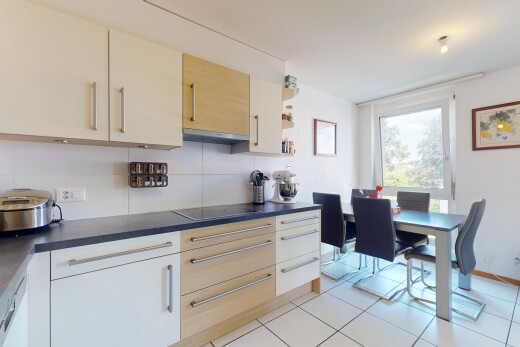 küche mit herd, inside property, natural light, natürliches licht, und arbeitsplatten