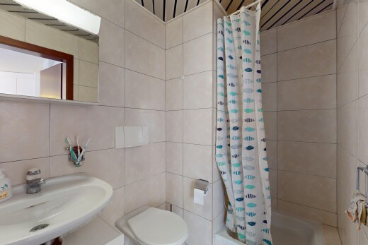 salle de bains avec évier, inside property, miroir, douche-bain combinés, et salle de bain complète