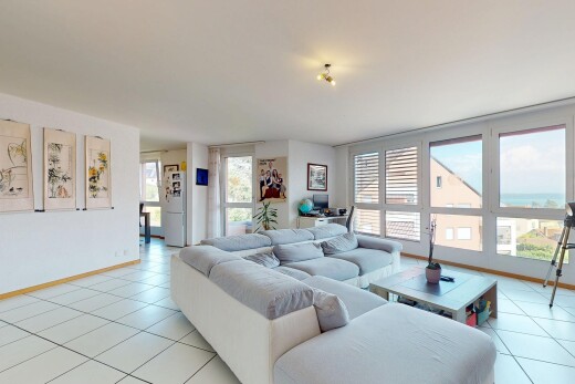 wohnzimmer mit fliesenboden, tile floor, inside property, natürliches licht, und natural light