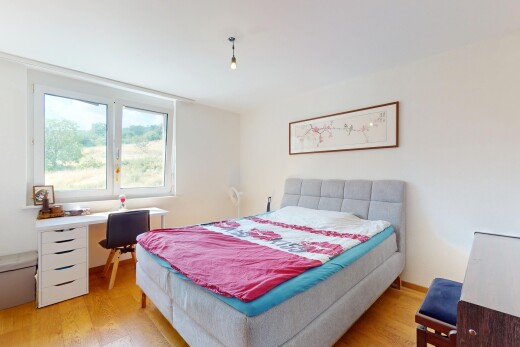 chambre avec lumière naturelle, natural light, inside property, sol en finition bois, et wood finish floor