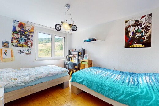 chambre avec natural light, lumière naturelle, inside property, wood finish floor, et sol en finition bois