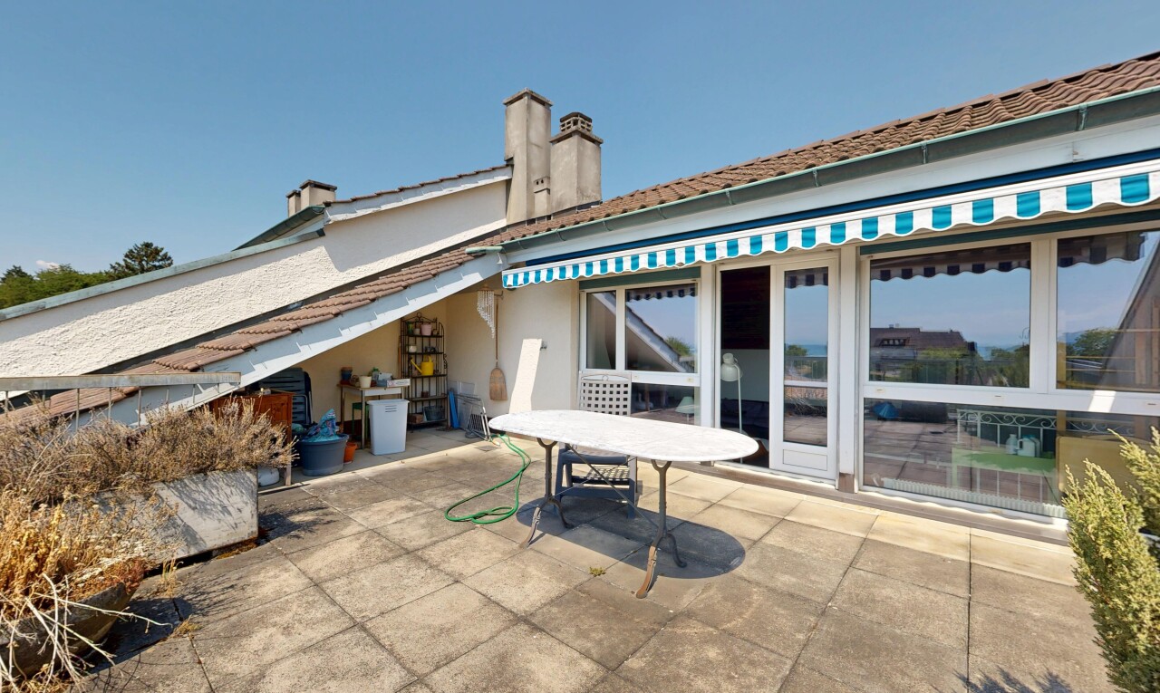 terrasse avec auvent, coin repas extérieur, day time, property visible, et terrasse