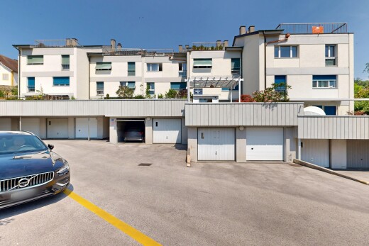 extérieur du bâtiment avec garages communautaires et day time