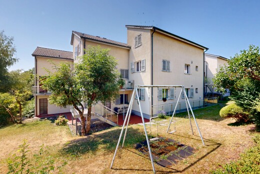 façade avec pelouse, property visible, escaliers, aire de jeux, et day time