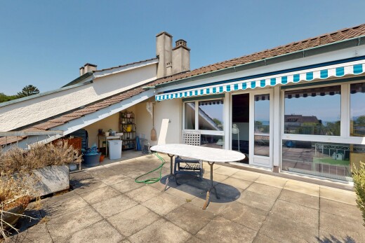 terrasse avec auvent, coin repas extérieur, day time, property visible, et terrasse