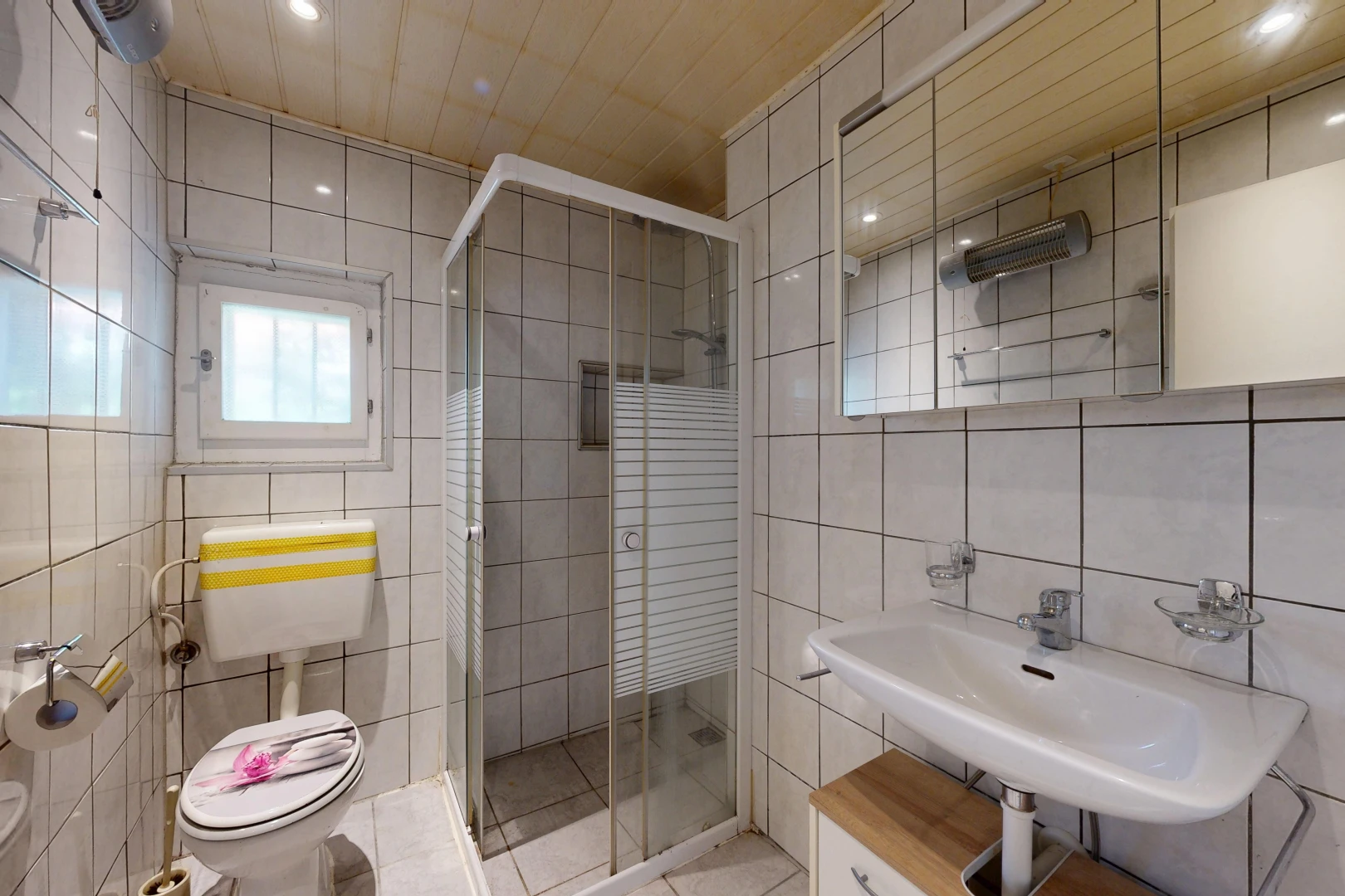 salle de bains avec salle de bain complète, douche, évier, toilette, et miroir