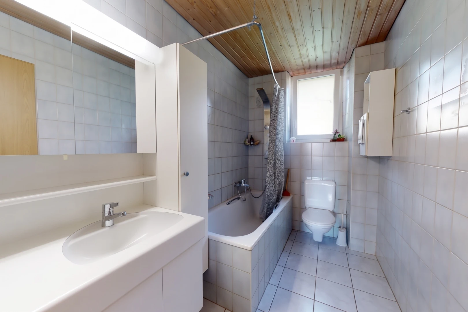 salle de bains avec tile wall, mur en carrelage, salle de bain complète, douche-bain combinés, et miroir