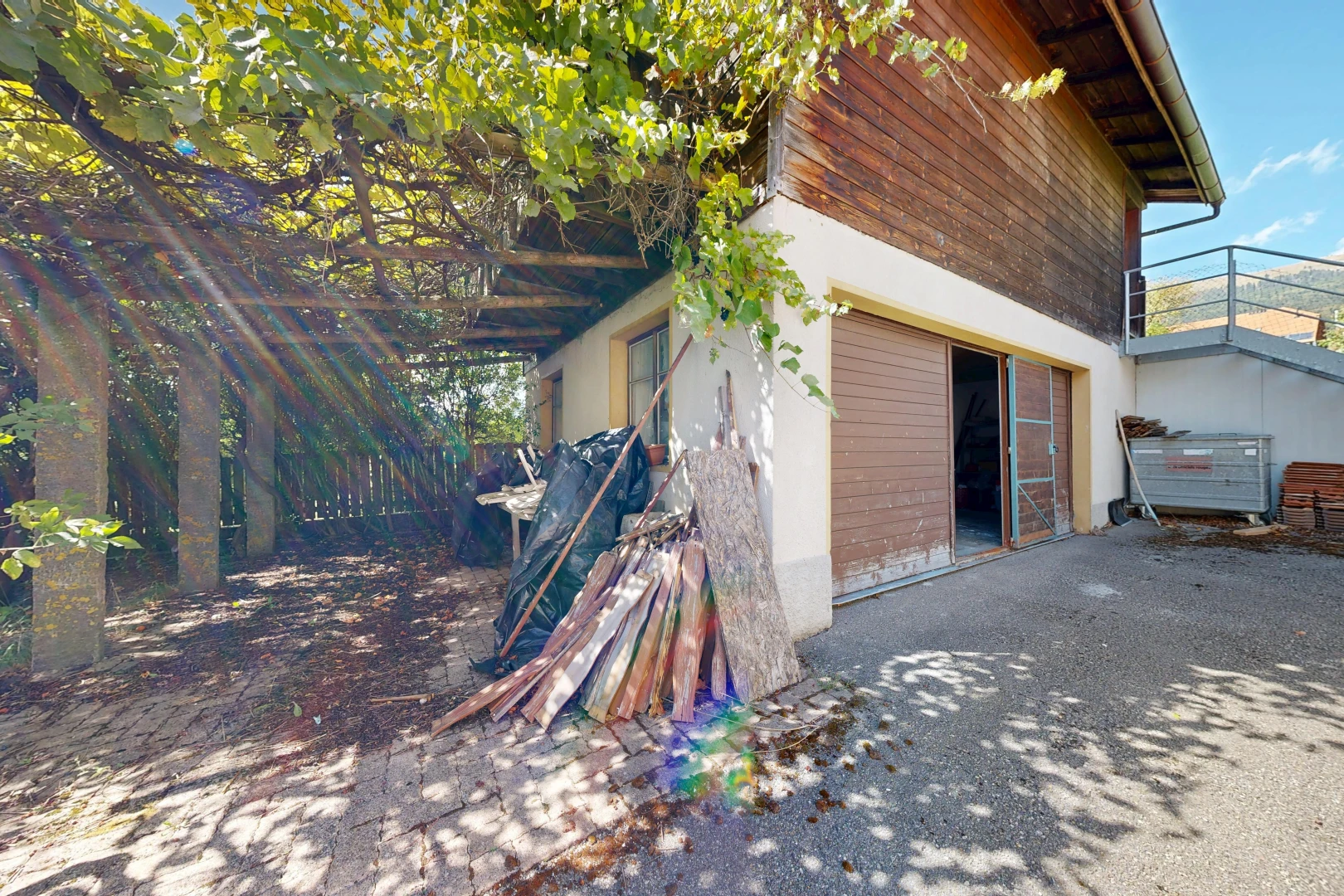 façade avec bardage horizontal, property visible, bardage en bois, day time, et from property