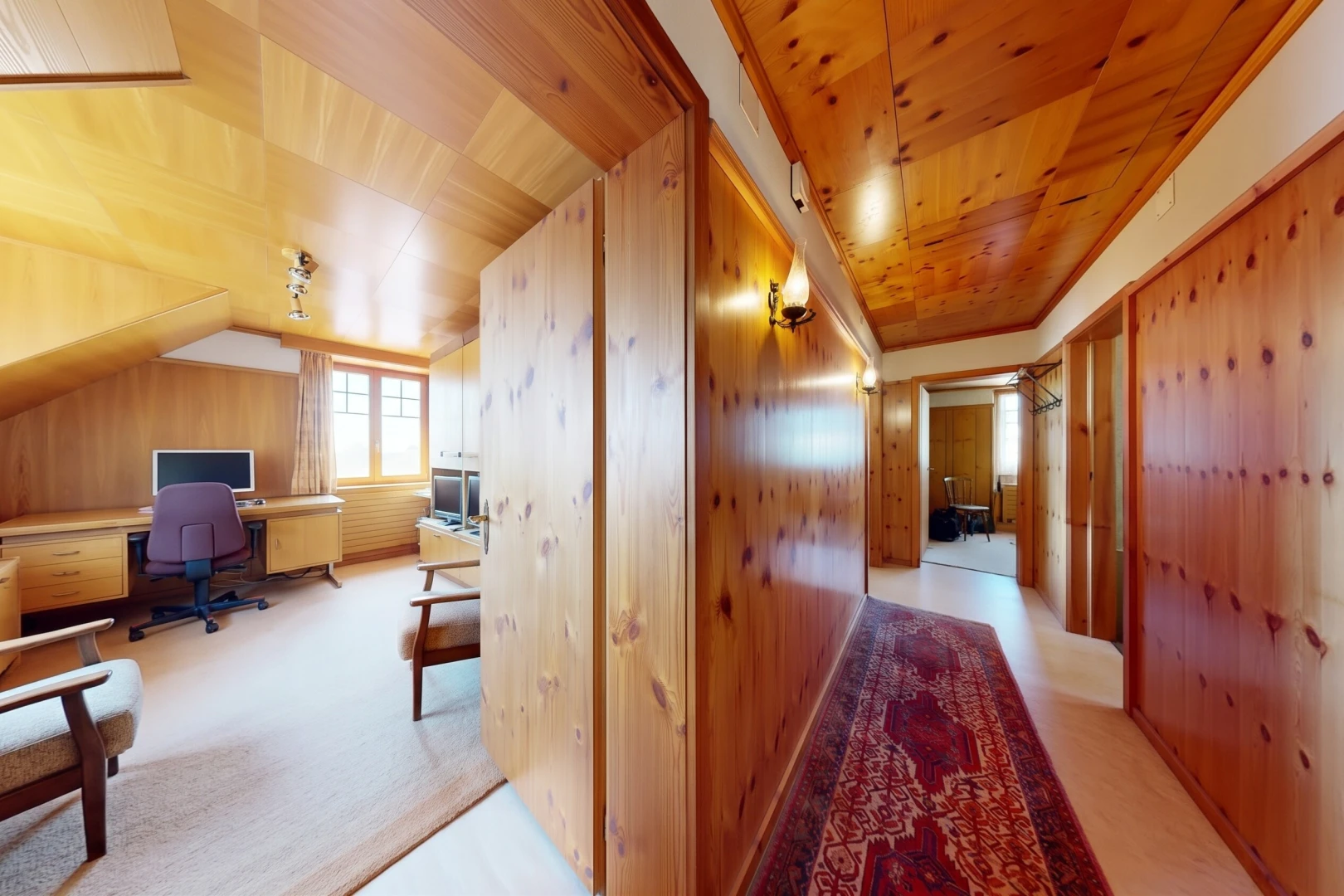 couloir avec espace bureau, wood wall, mur en bois, dated wood wall, et wood ceiling