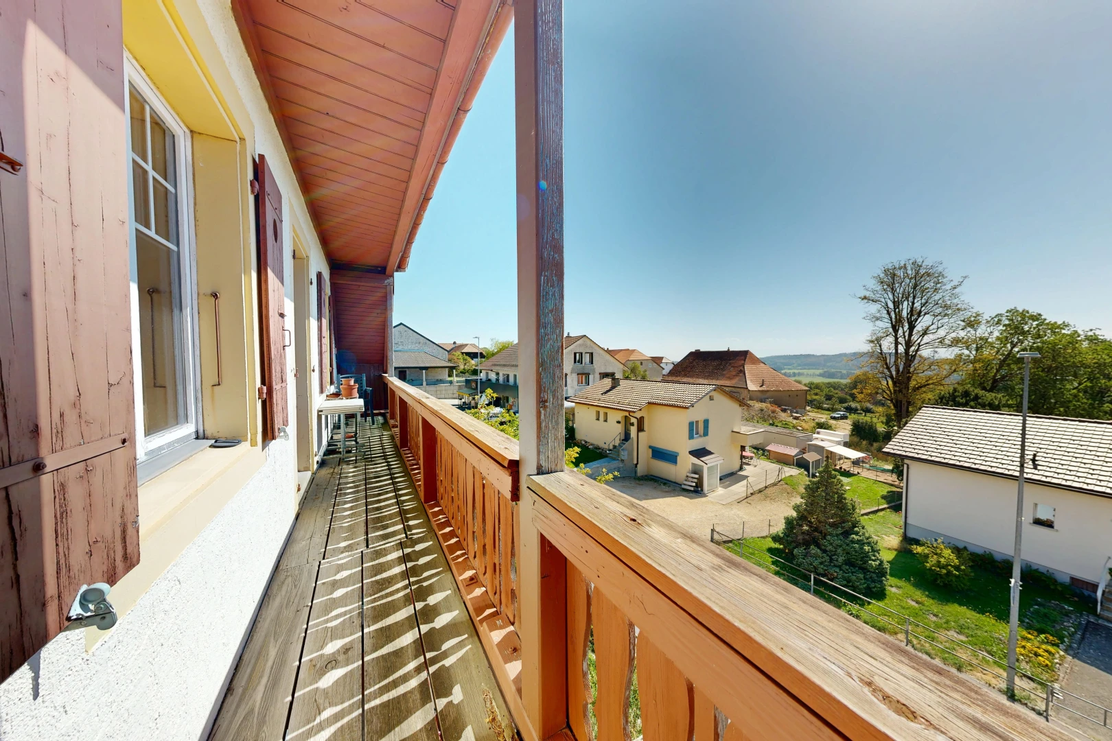 balcon avec residential view, vue résidentielle, balcon, neighborhood view, et day time
