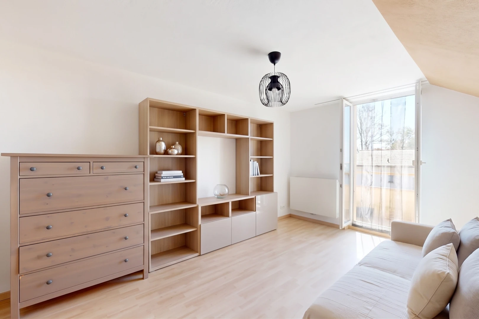 salon avec drywall, cloison sèche, inside property, light floor, et wood finish floor
