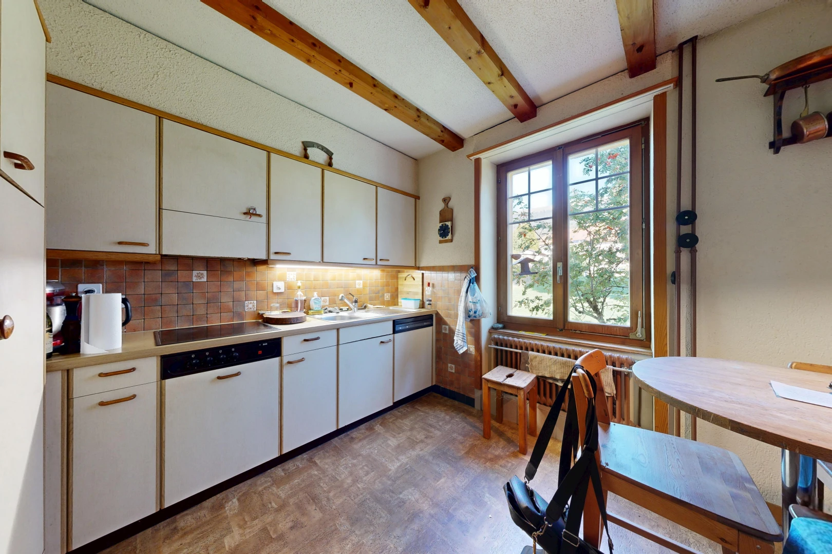 cuisine avec plans de travail, light countertops, dosseret, backsplash, et radiateur