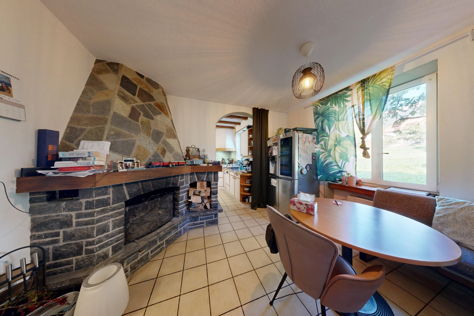 salle à manger avec passages en arc, cloison sèche, drywall, sol en carrelage, et tile floor