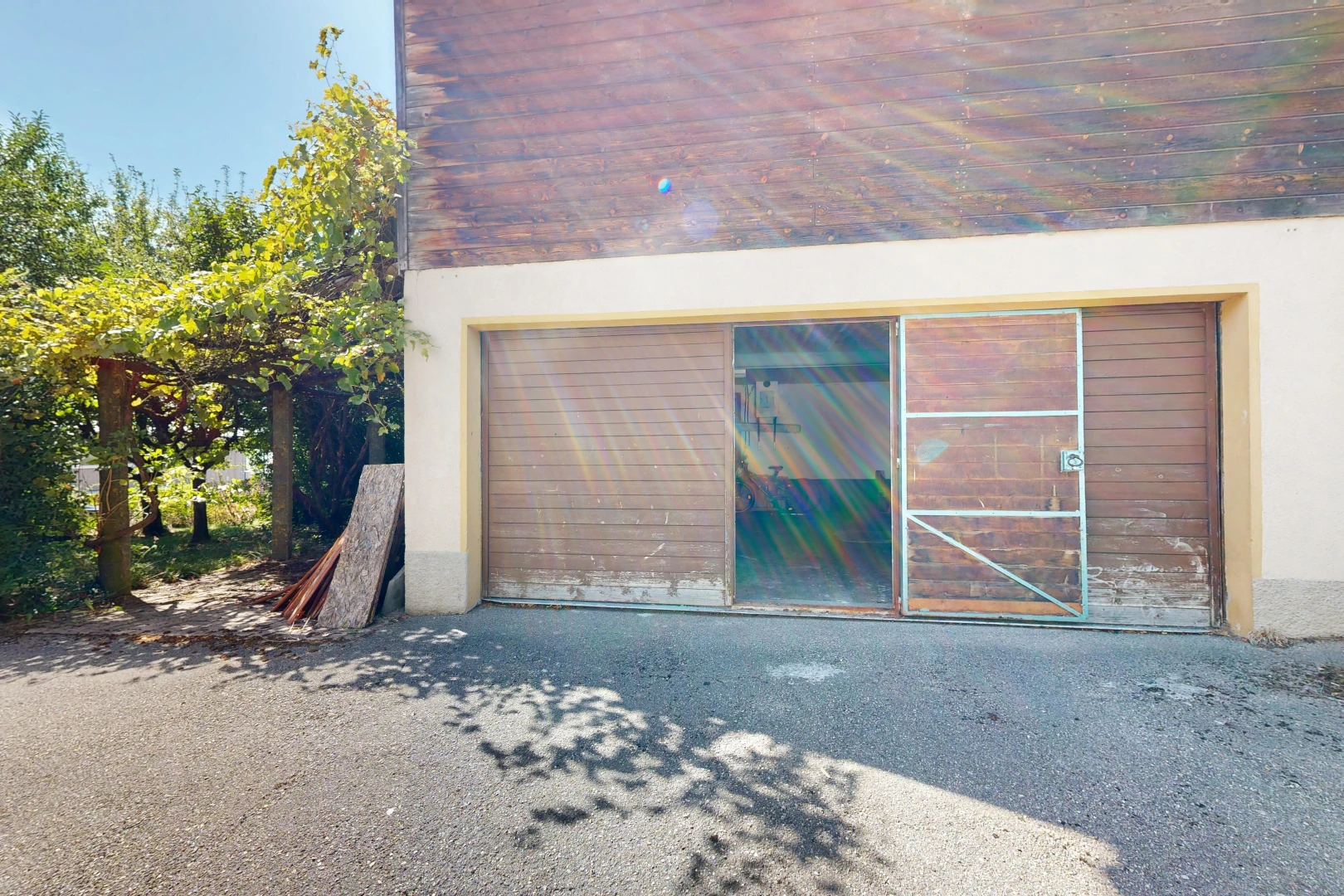 façade avec bardage en bois, bardage horizontal, property visible, bardage en stuc, et day time