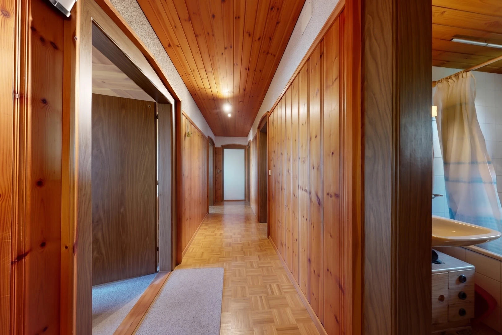 couloir avec wood ceiling, plafond en bois, wood wall, mur en bois, et wood finish floor