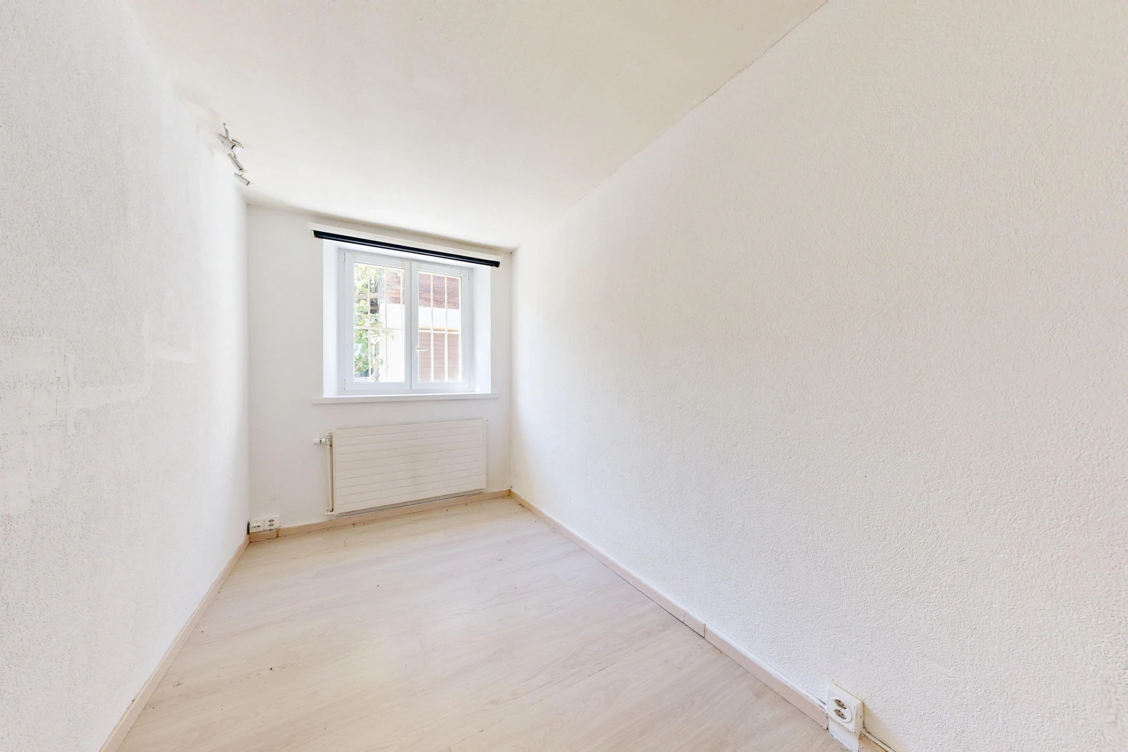pièce vide avec radiateur, lumière naturelle, wood finish floor, sol en finition bois, et inside property