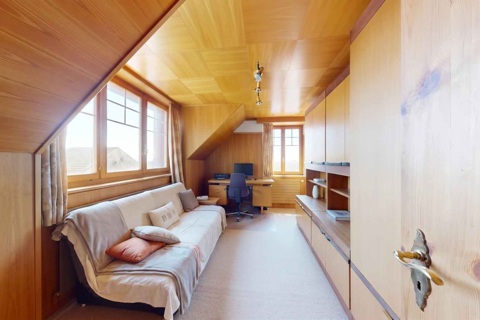 salon avec éclairage sur rail, bureau intégré, wood ceiling, plafond en bois, et wood wall
