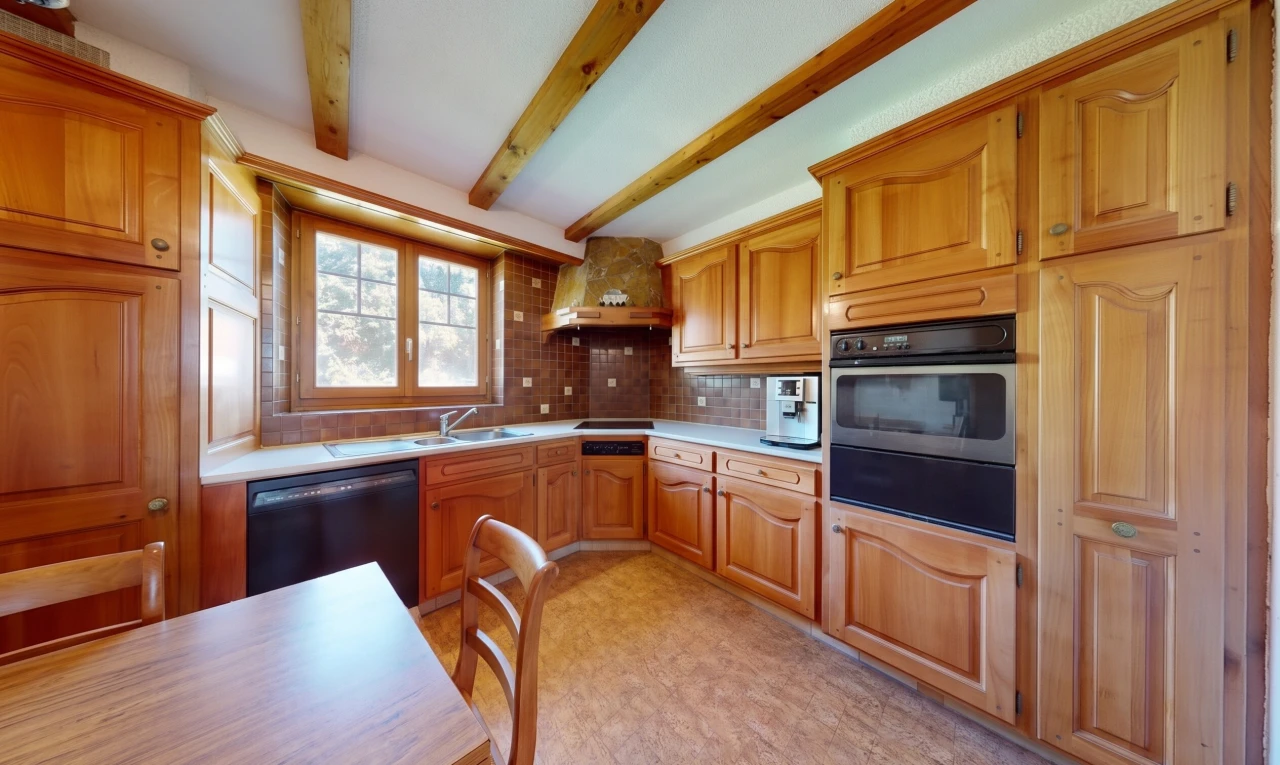cuisine avec light countertops, plans de travail, light floor, raised cabinets, et armoires élevées