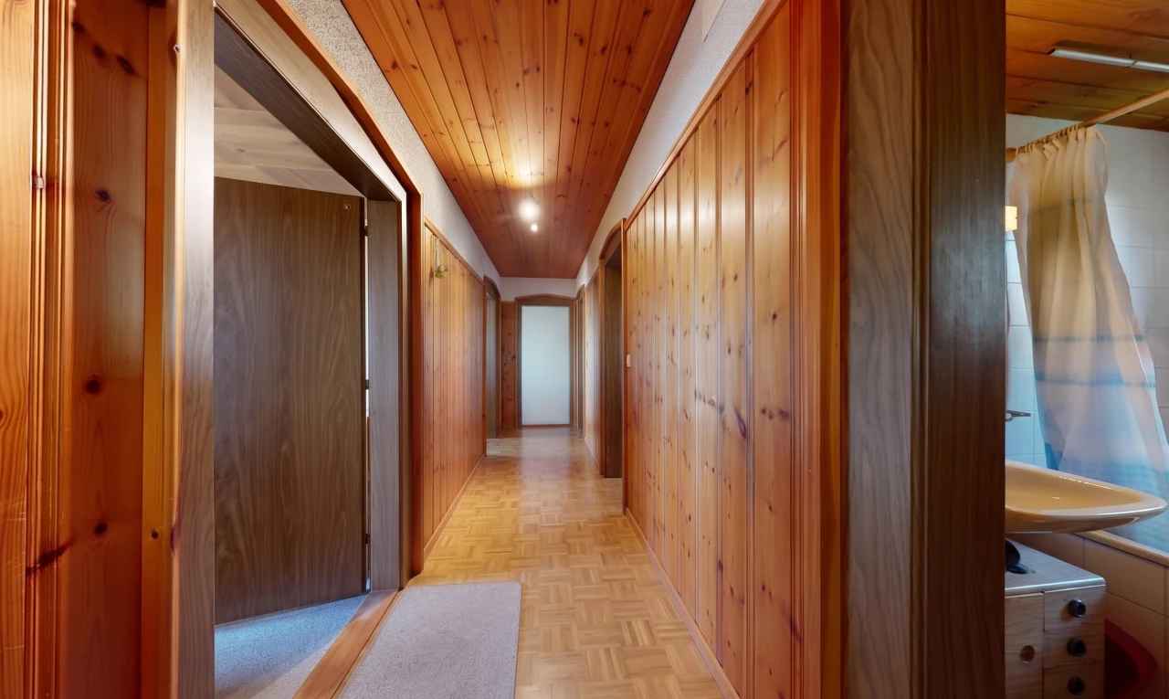 couloir avec wood ceiling, plafond en bois, wood wall, mur en bois, et wood finish floor