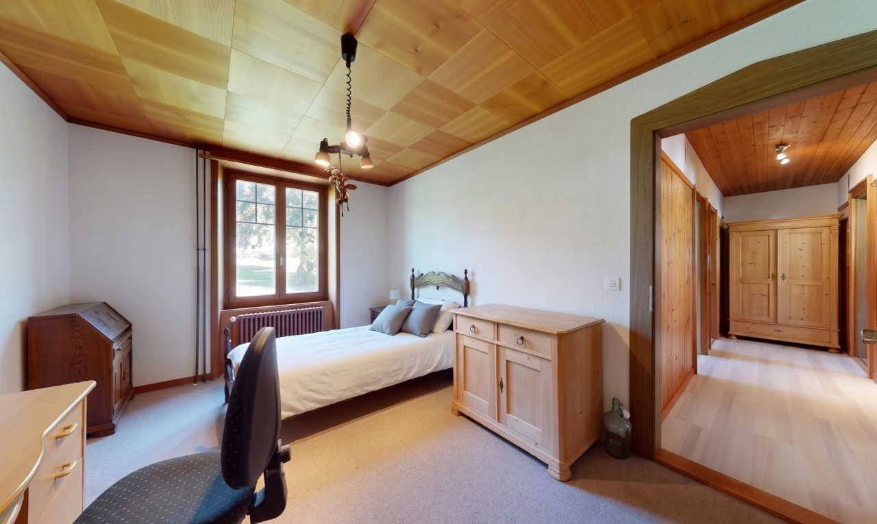 chambre avec plafond en bois, wood ceiling, espace bureau, cloison sèche, et drywall