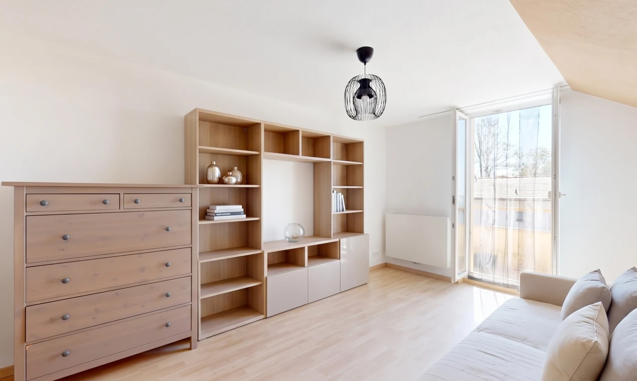 salon avec drywall, cloison sèche, inside property, light floor, et wood finish floor