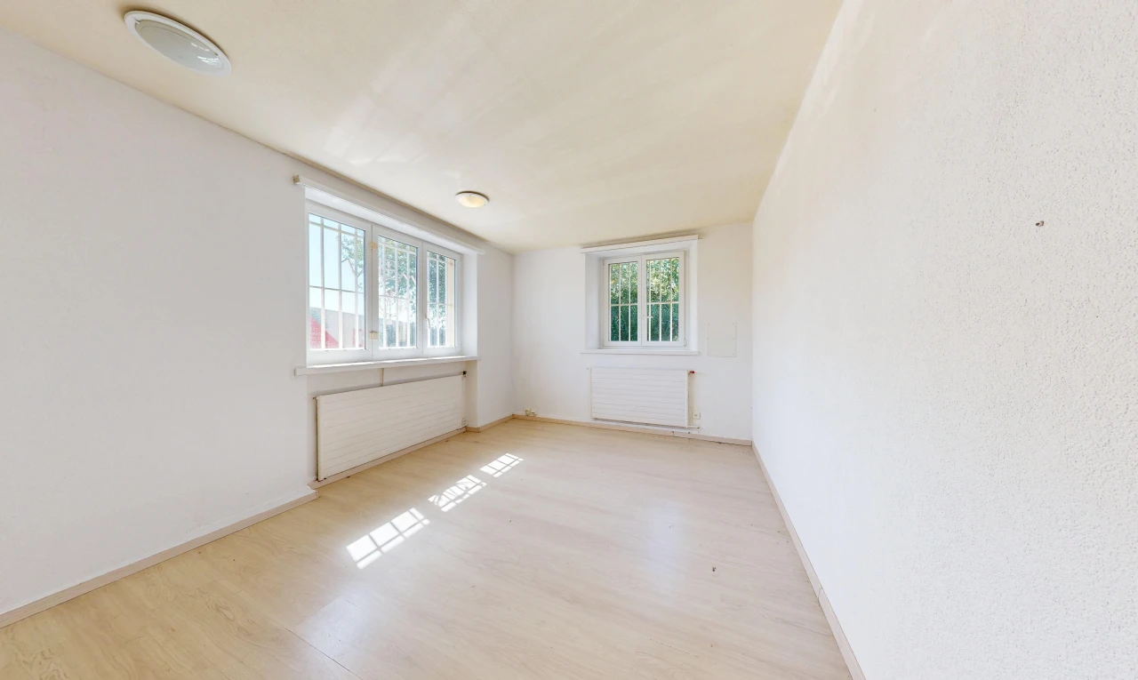pièce vide avec radiateur, lumière naturelle, wood finish floor, sol en finition bois, et baseboards wall