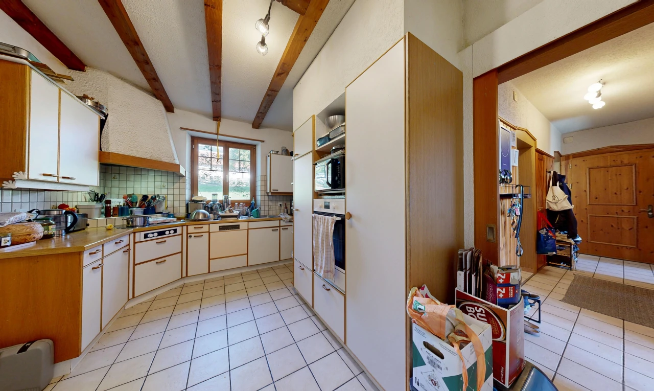 cuisine avec light floor, éclairage sur rail, tile floor, sol en carrelage, et hotte