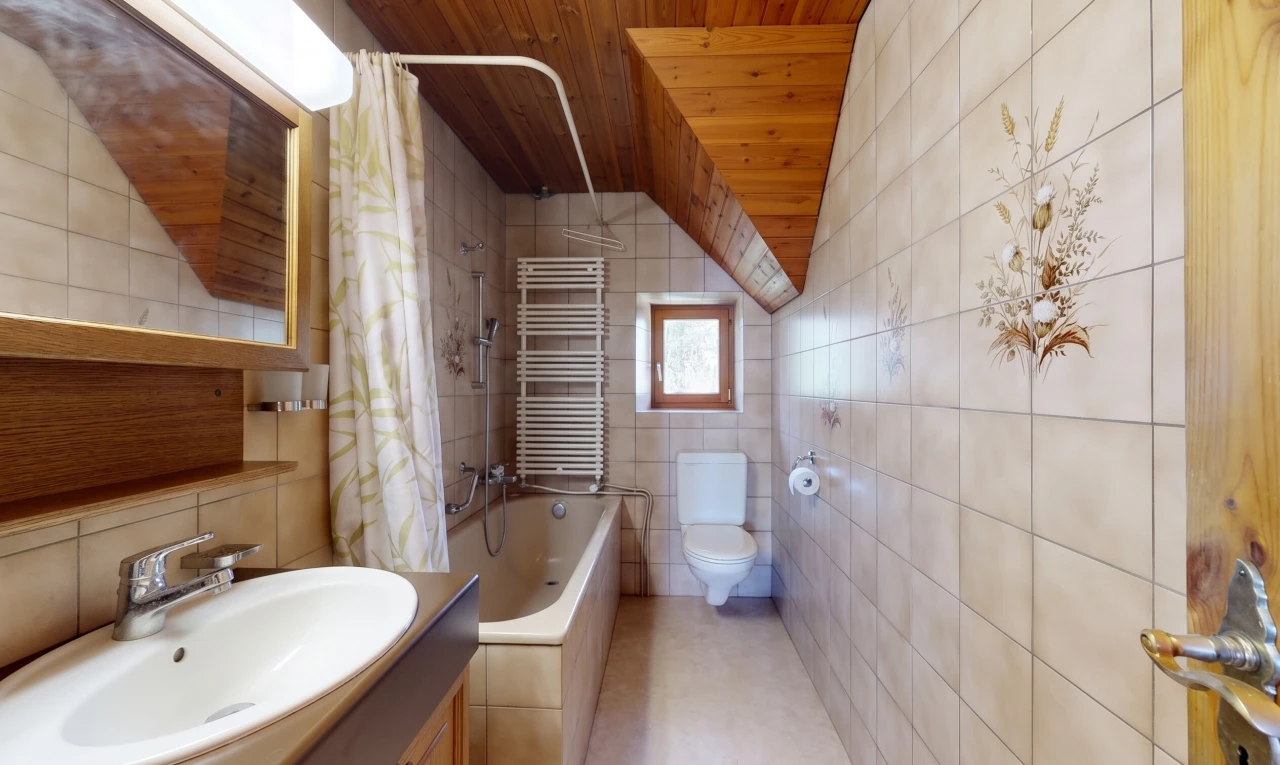 salle de bains avec salle de bain complète, évier, tile wall, mur en carrelage, et miroir