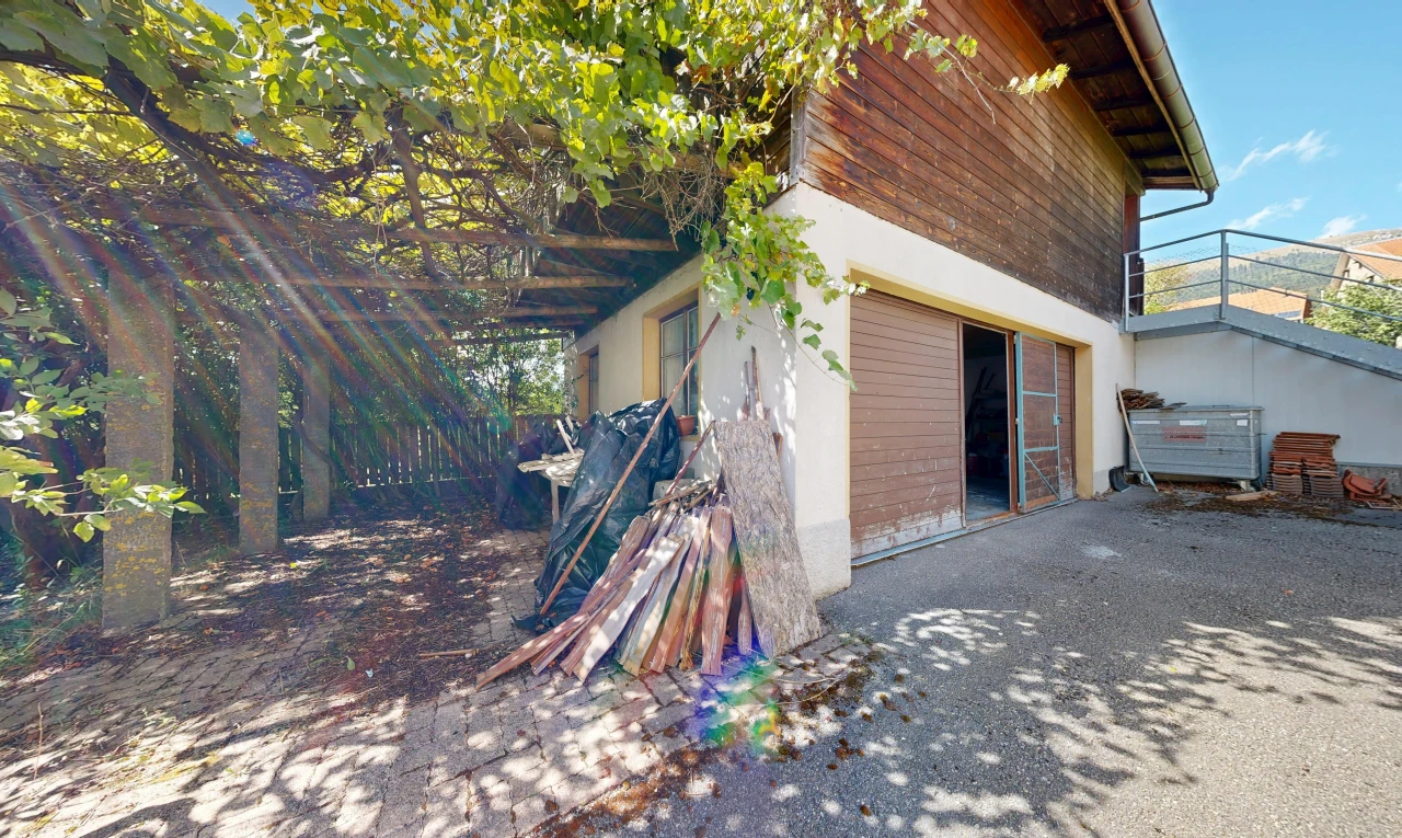 façade avec bardage horizontal, property visible, bardage en bois, day time, et from property