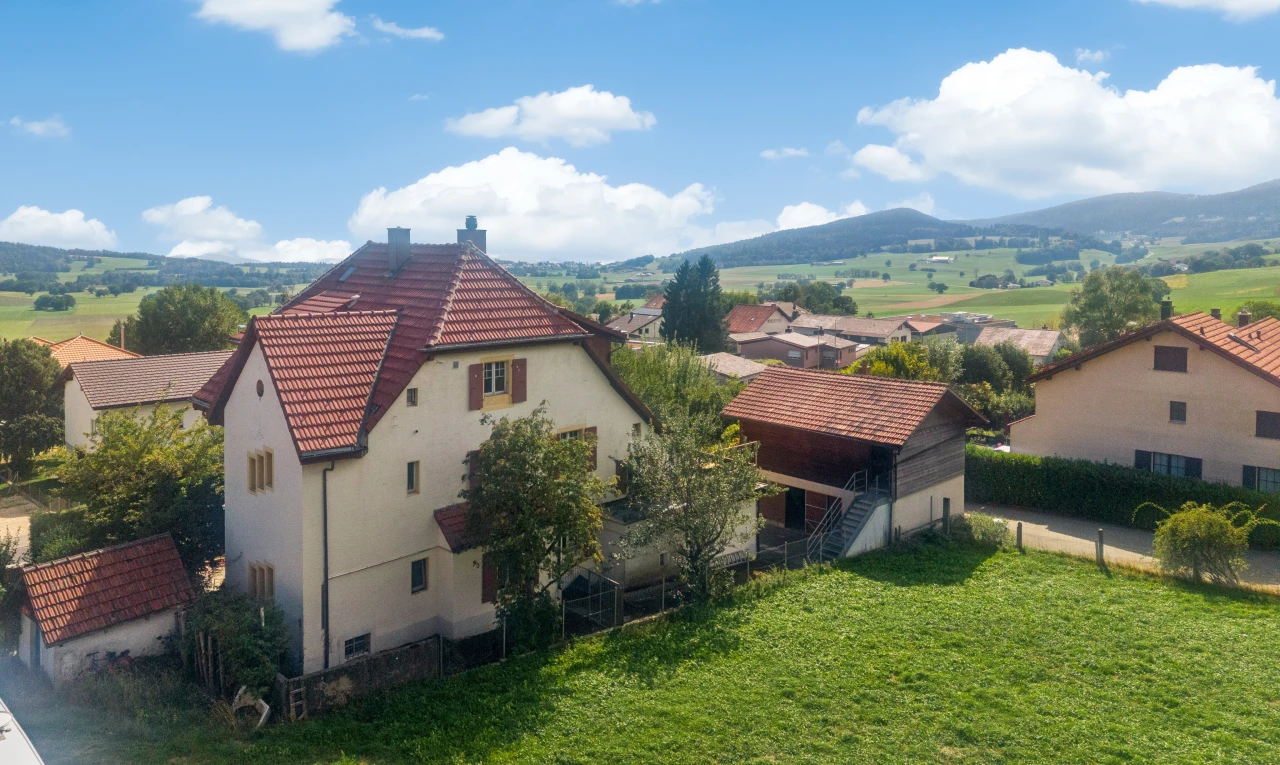 façade avec pelouse, day time, toit en tuiles, drone view, et bardage en stuc