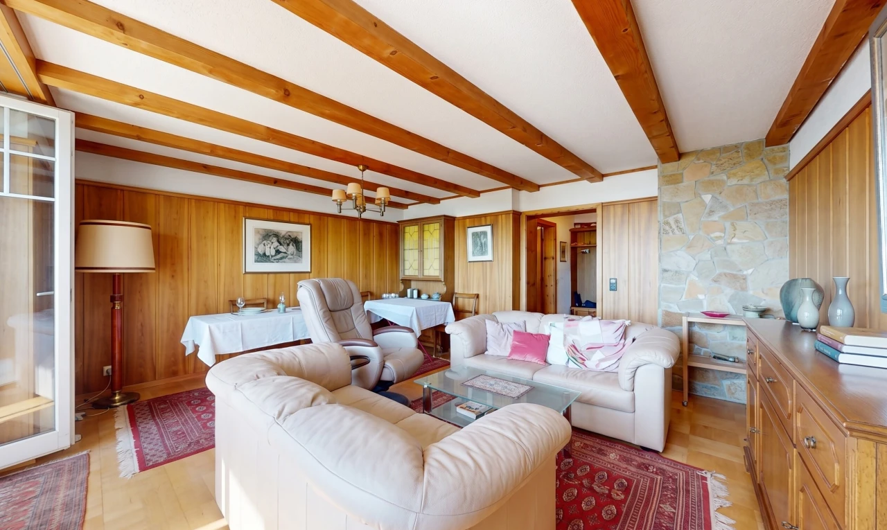 salon avec wood wall, mur en bois, beamed ceiling, plafond à poutres, et dated wood wall