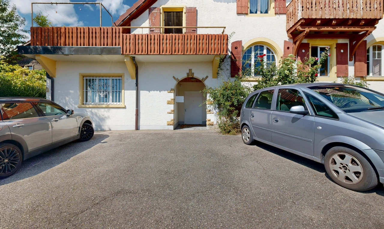 façade avec property visible, day time, balcon, bardage en stuc, et toit en tuiles