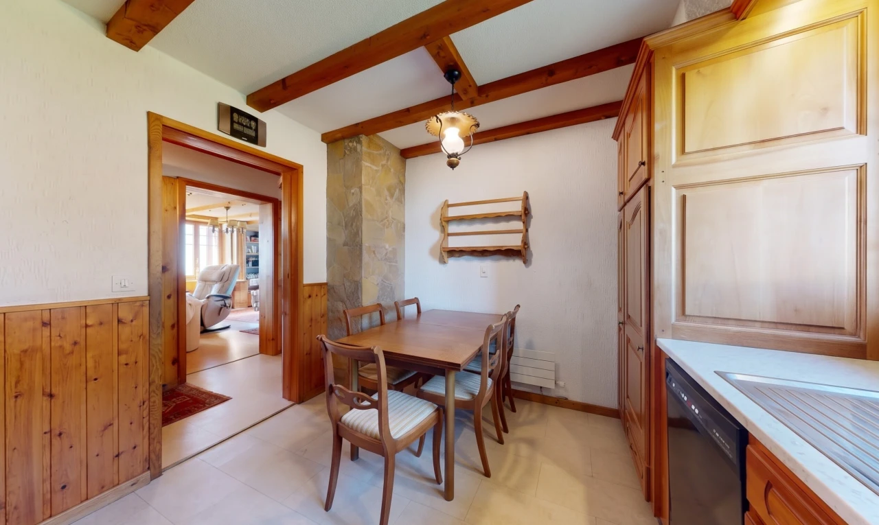 salle à manger avec light floor, mur en bois, wood wall, cloison sèche, et drywall