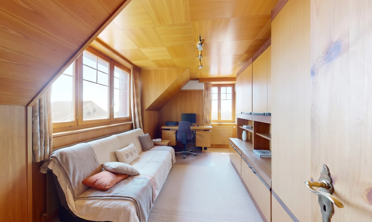 salon avec éclairage sur rail, bureau intégré, wood ceiling, plafond en bois, et wood wall