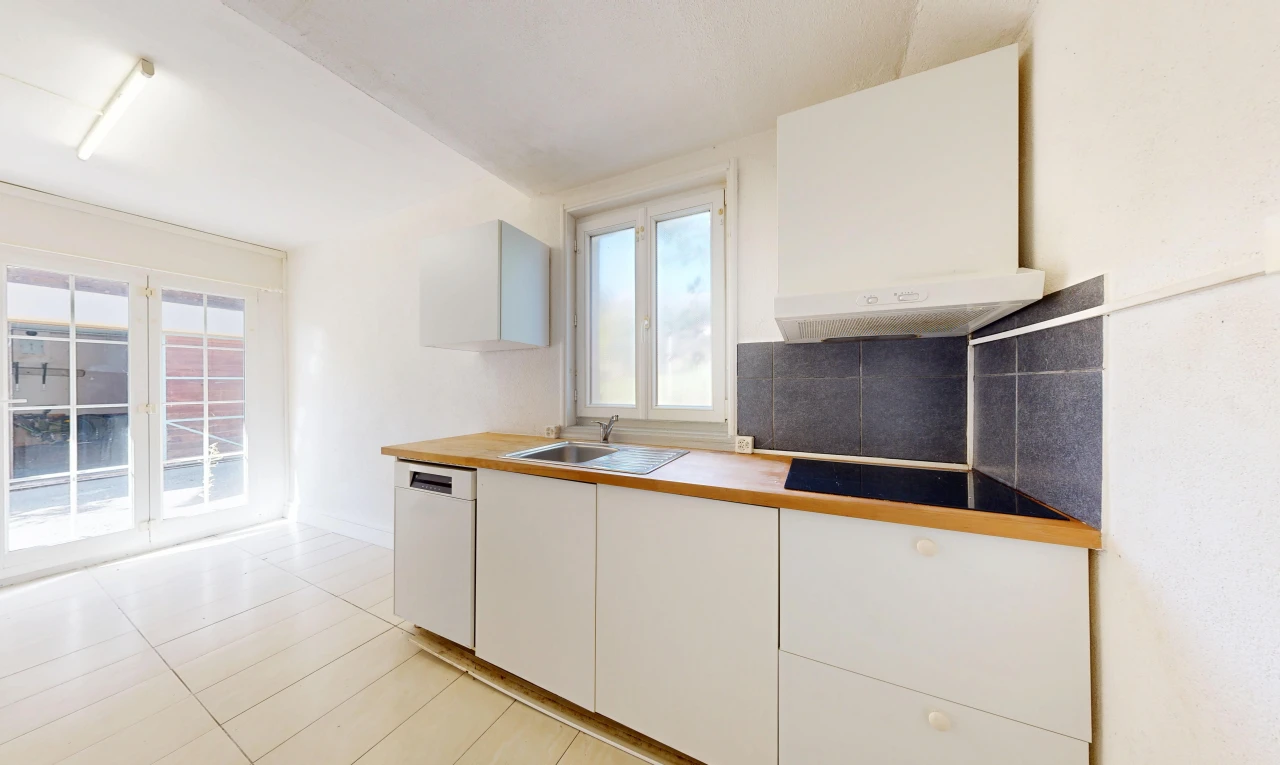 cuisine avec hotte, light floor, white cabinets, armoires blanches, et évier