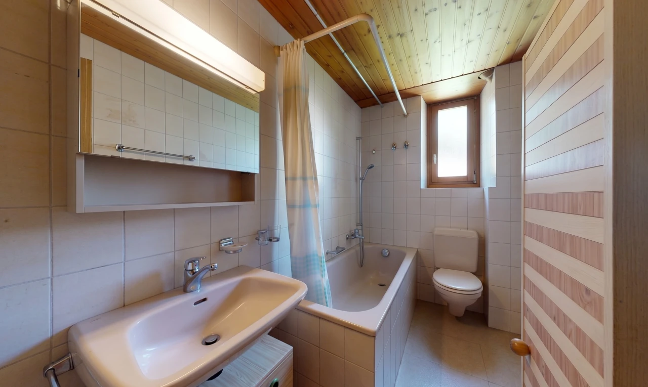 salle de bains avec miroir, mur en carrelage, tile wall, salle de bain complète, et évier