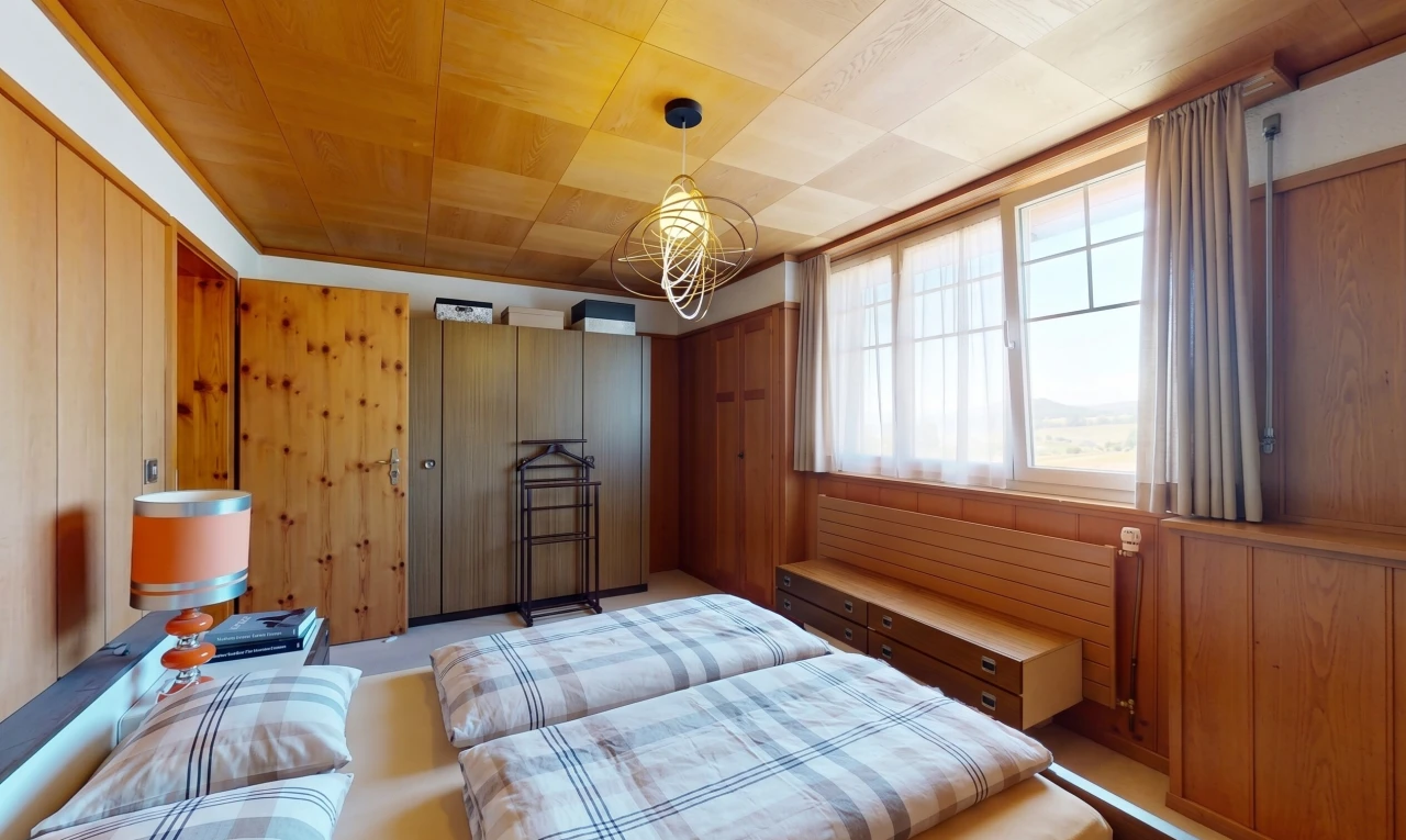 chambre avec wood wall, mur en bois, wood ceiling, plafond en bois, et dated wood wall