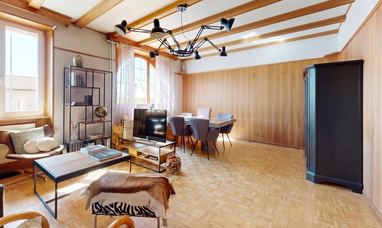 salon / salle à manger avec beamed ceiling, plafond à poutres, télévision, high end ceiling, et wood finish floor