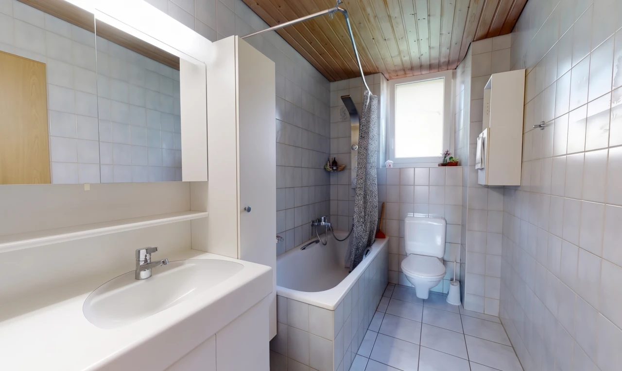 salle de bains avec tile wall, mur en carrelage, salle de bain complète, douche-bain combinés, et miroir