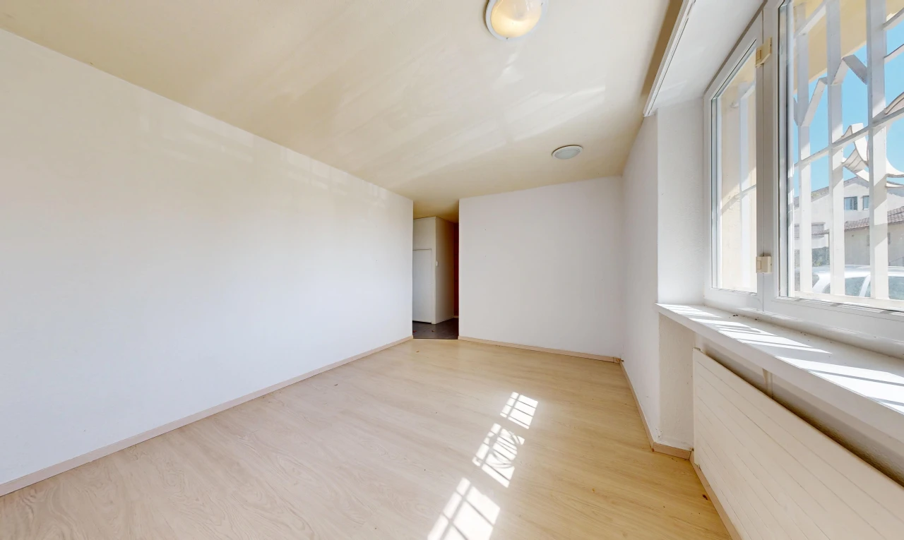 pièce vide avec drywall, cloison sèche, inside property, wood finish floor, et sol en finition bois