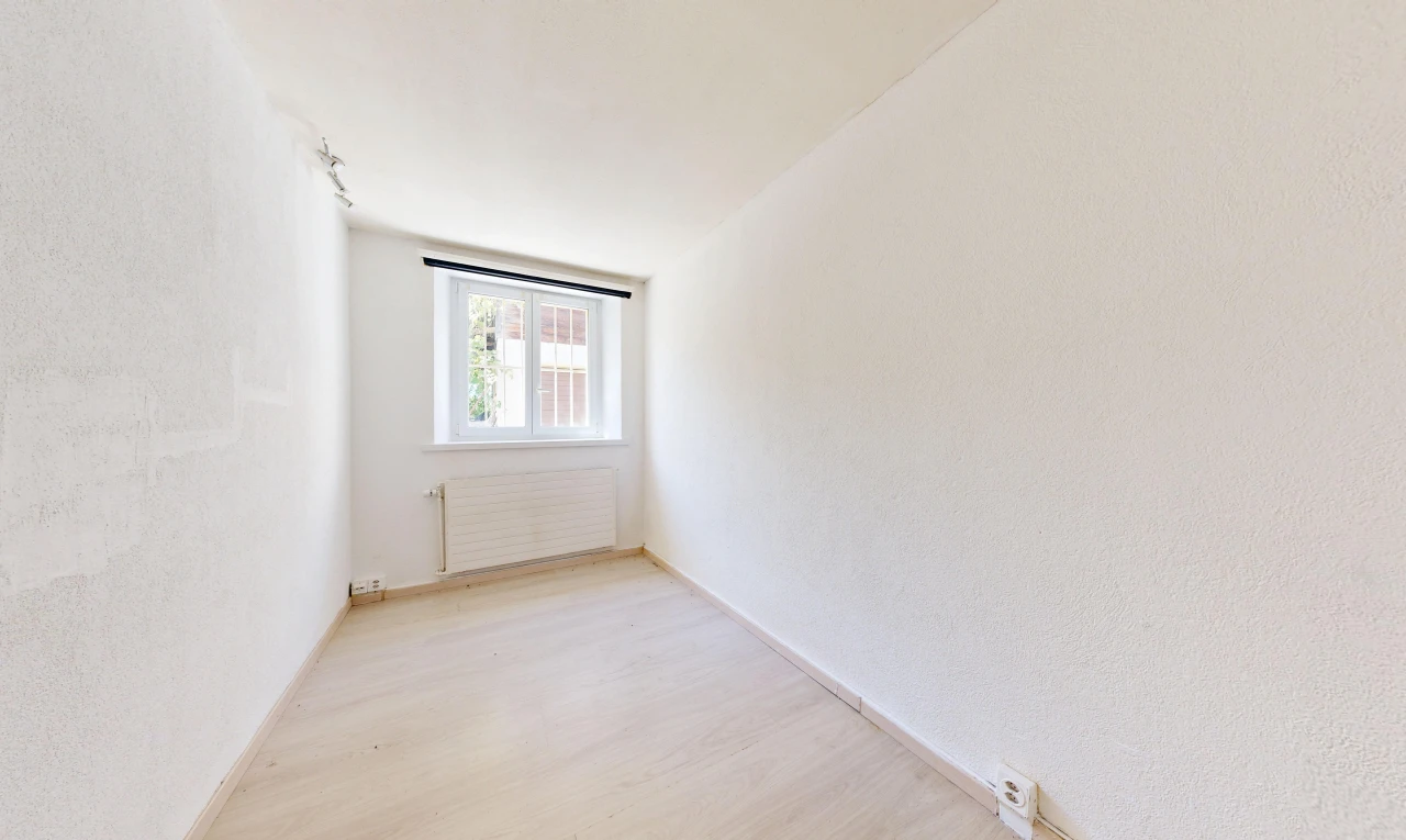 pièce vide avec radiateur, lumière naturelle, wood finish floor, sol en finition bois, et inside property