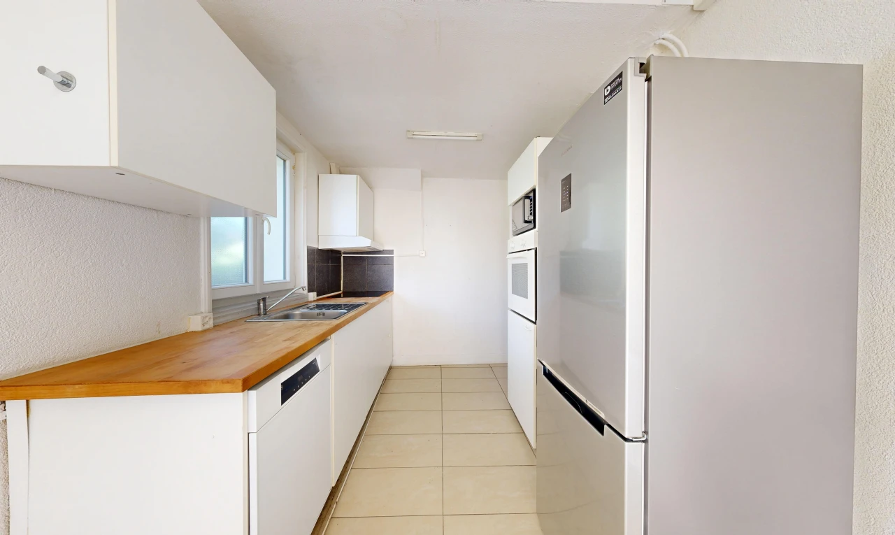 cuisine avec réfrigérateur, butcher block countertops, plans de travail en bois de boucher, light floor, et white cabinets