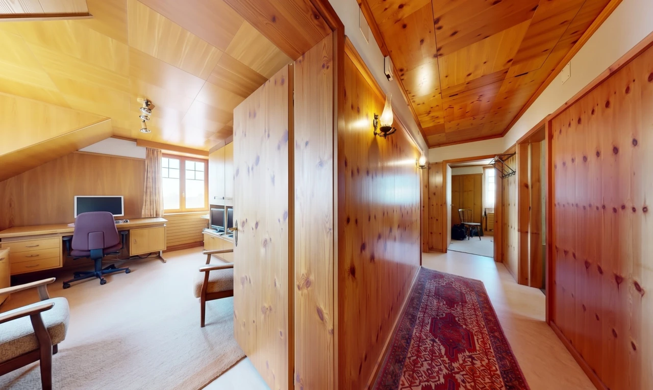 couloir avec espace bureau, wood wall, mur en bois, dated wood wall, et wood ceiling