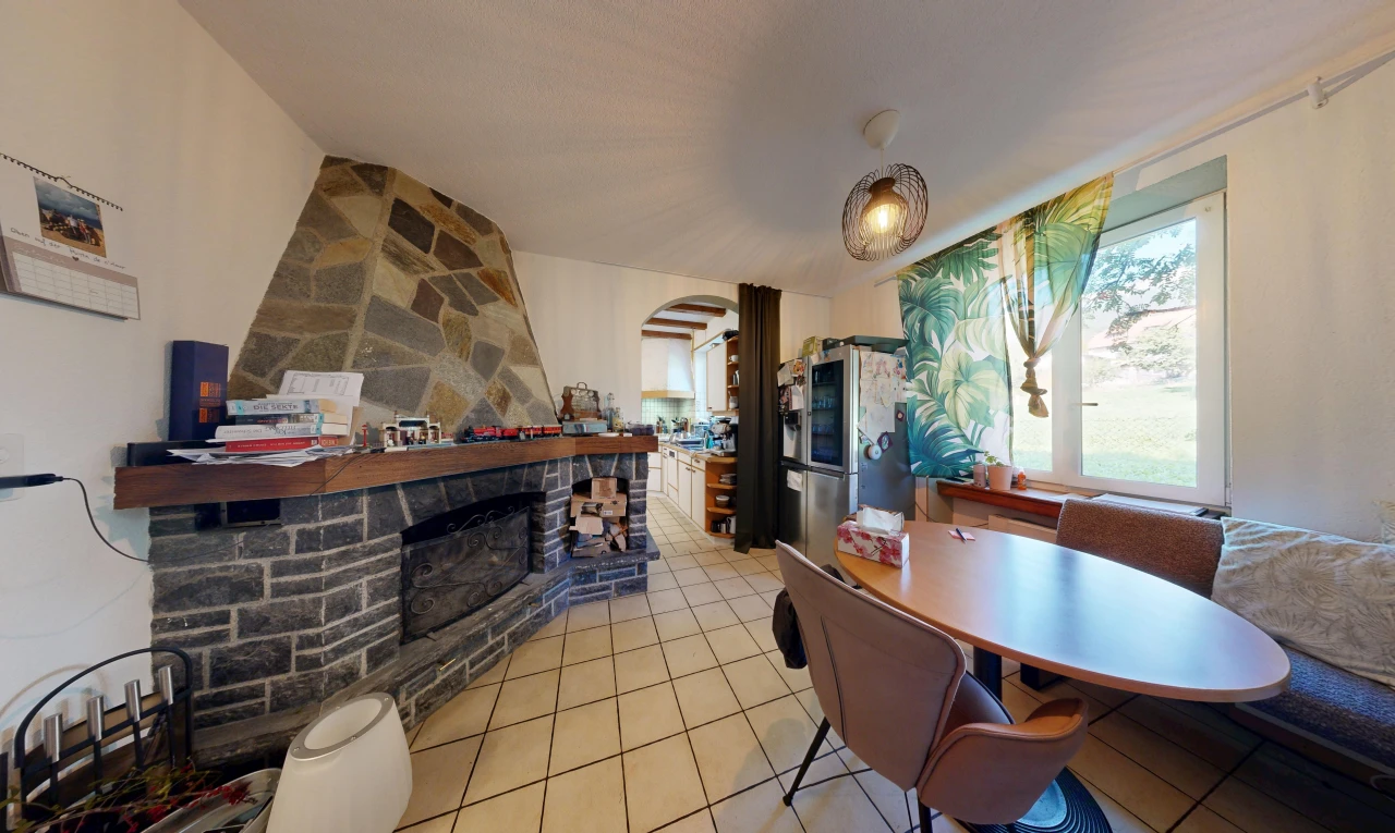 salle à manger avec passages en arc, cloison sèche, drywall, sol en carrelage, et tile floor