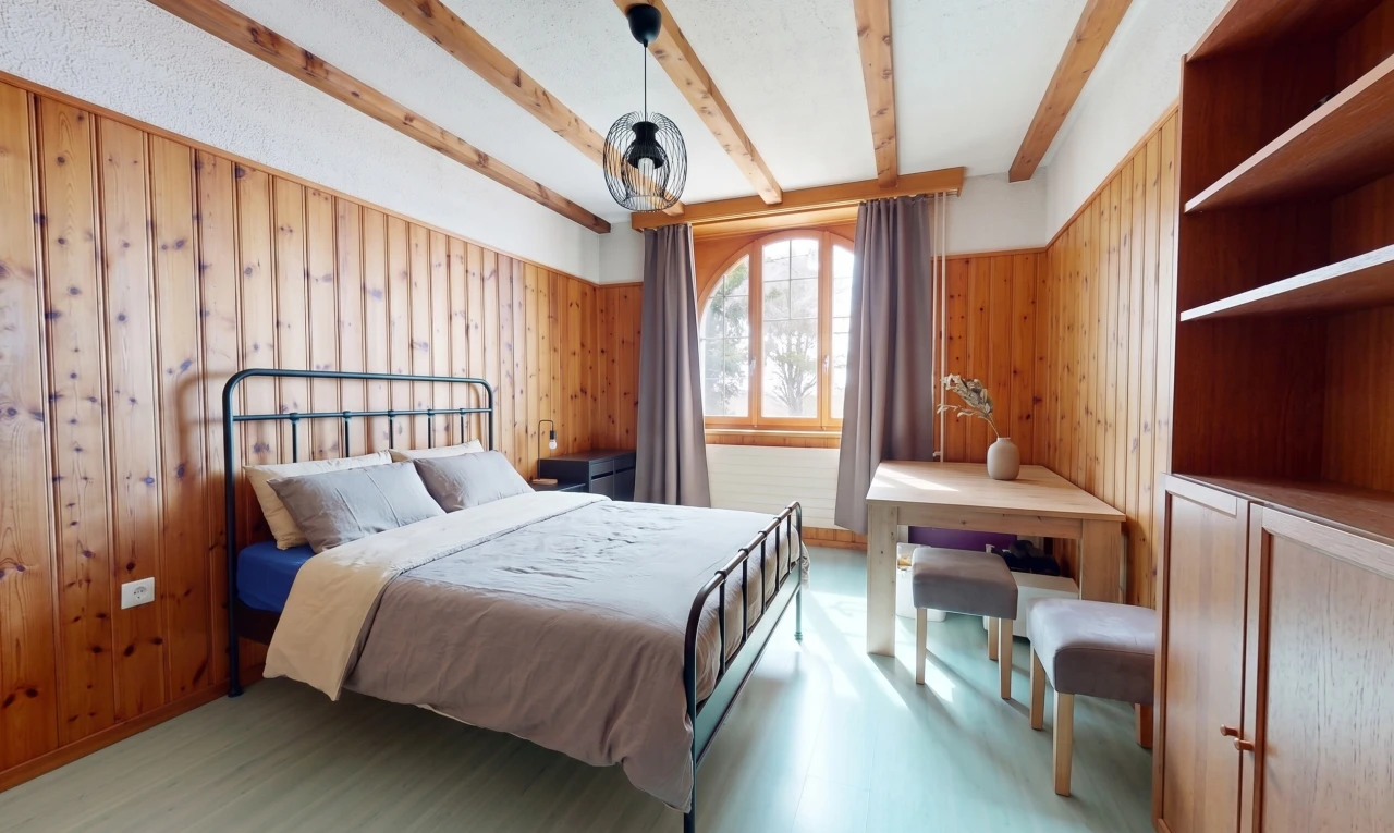 chambre avec beamed ceiling, plafond à poutres, wood wall, mur en bois, et dated wood wall