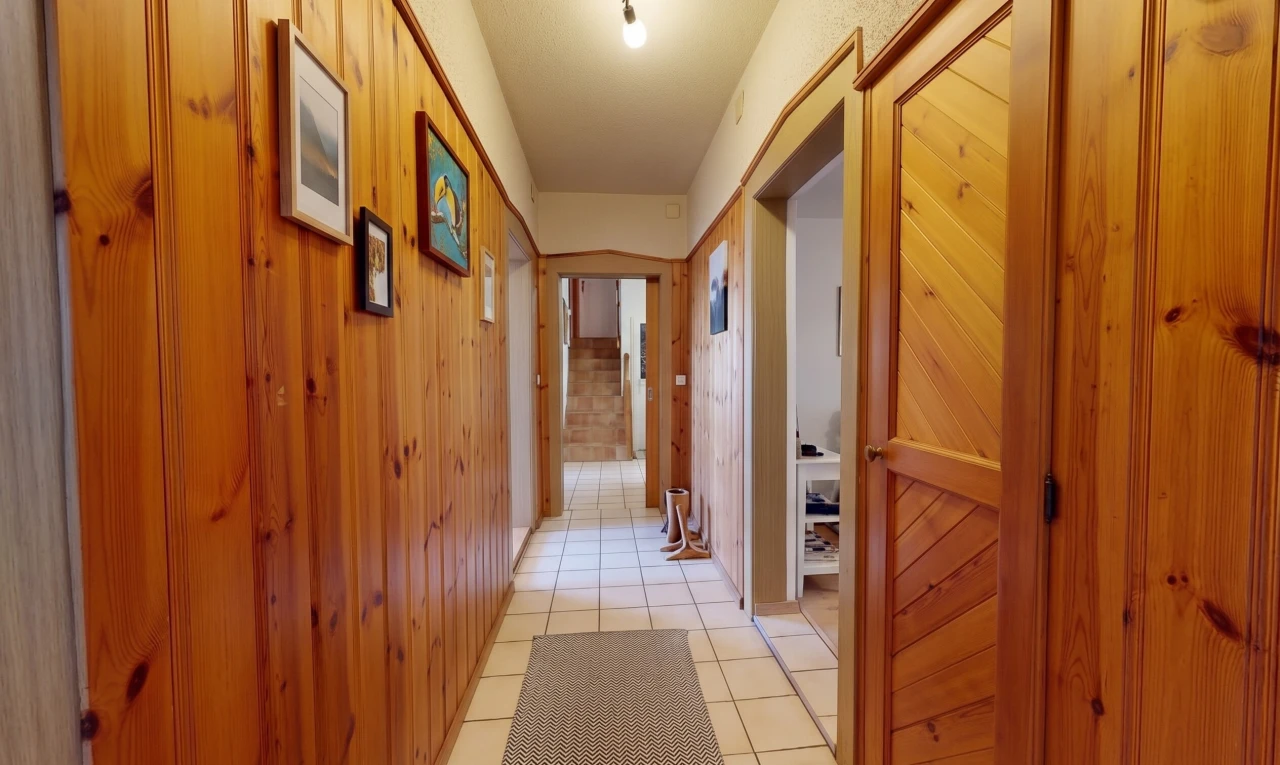 couloir avec éclairage sur rail, tile floor, sol en carrelage, light floor, et inside property