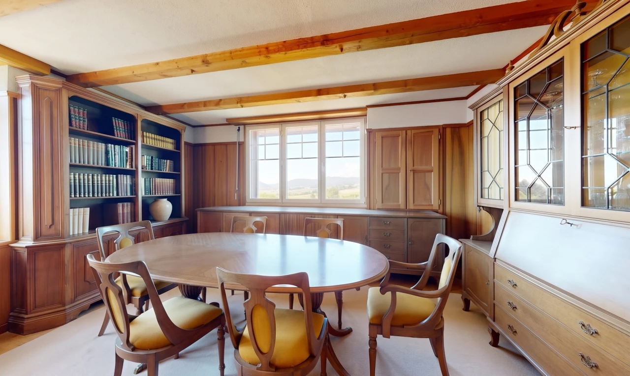 salle à manger avec beamed ceiling, plafond à poutres, inside property, et high end ceiling
